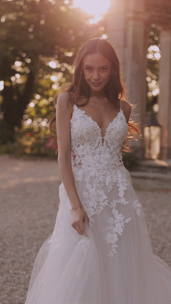 Princess wedding dress with detachable sleeves Ariana from DAMA Couture (campaign video)