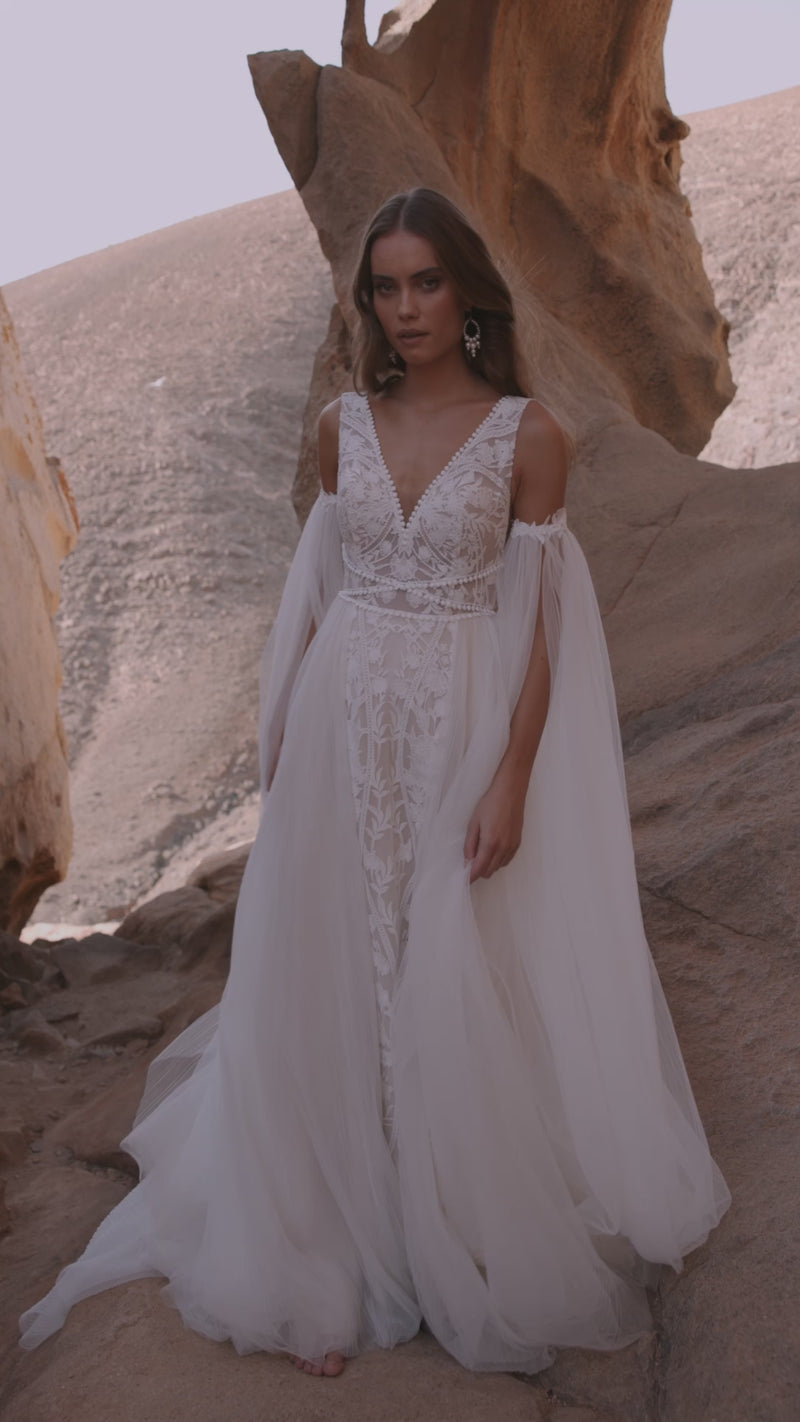 Video of the Salome wedding dress by DAMA Couture.