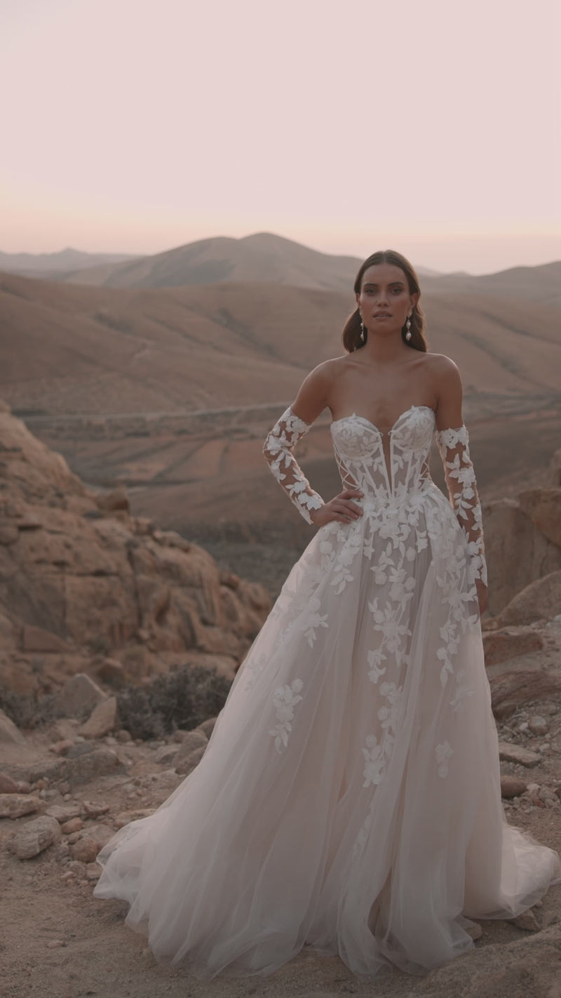 Video of the Nabila wedding dress by DAMA Couture.