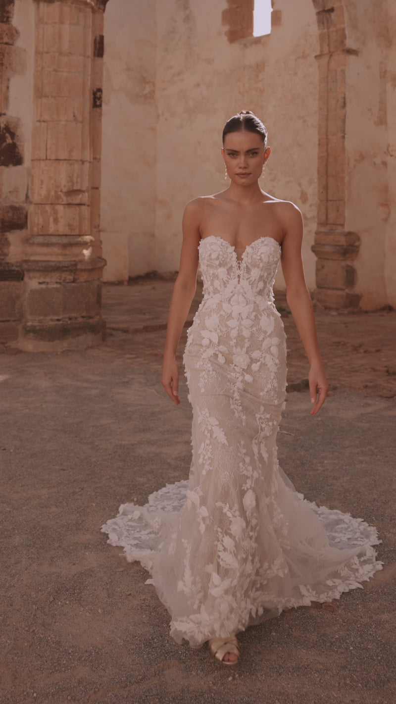 Video of the Sarifa wedding dress by DAMA Couture.