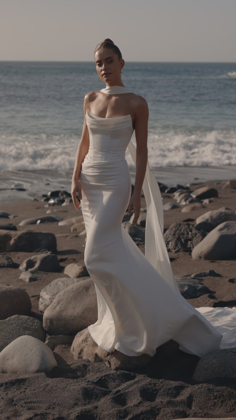 Video of the Luna wedding dress by DAMA Couture.