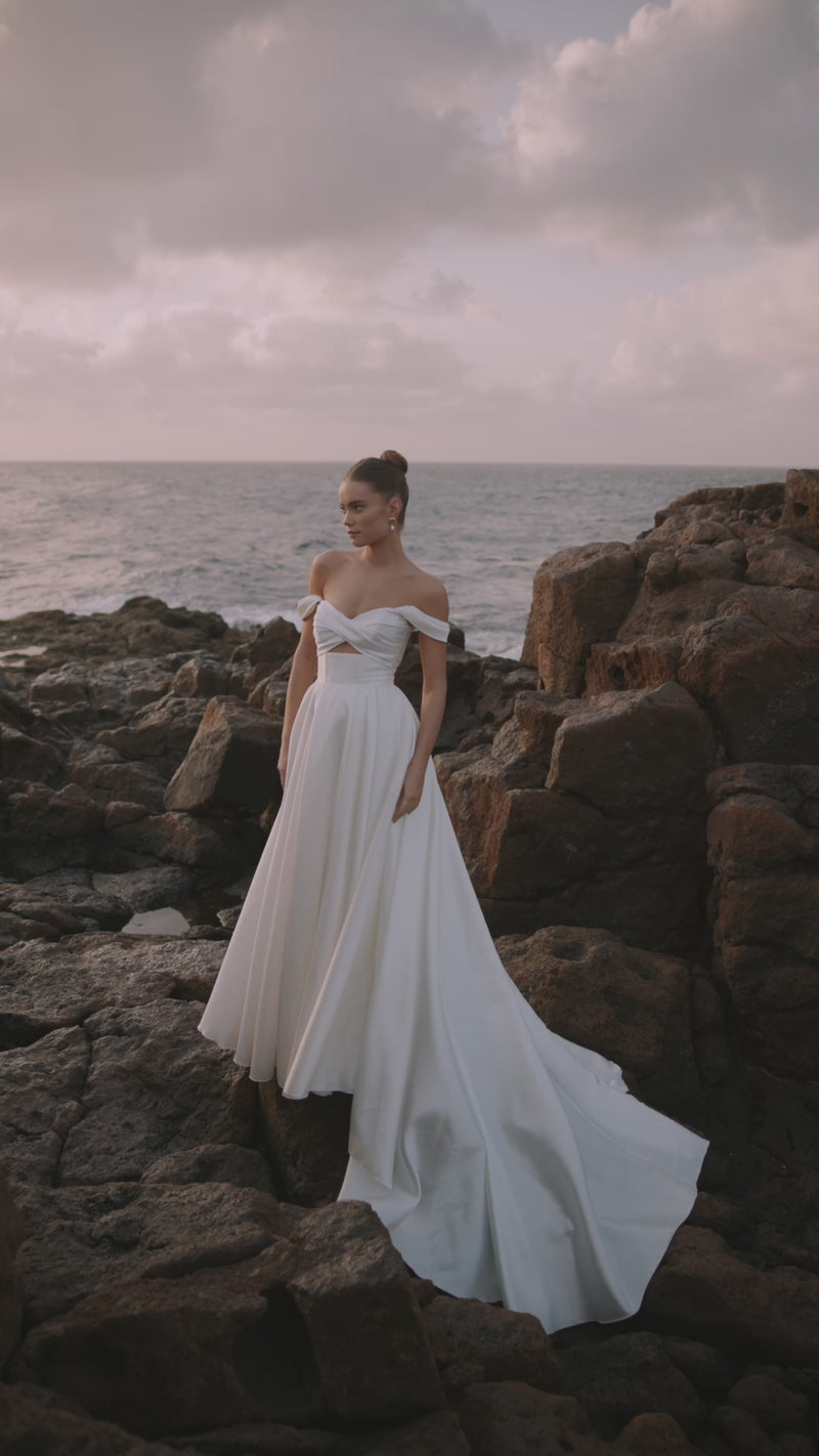 Video of the Mellisandre wedding dress by DAMA Couture.