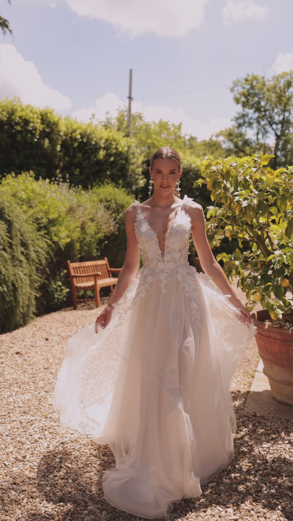 Romantic wedding dress Calypso from DAMA Couture (campaign video)