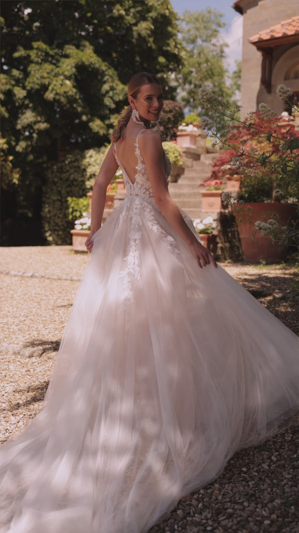Wedding dress with body Amaya from DAMA Couture video