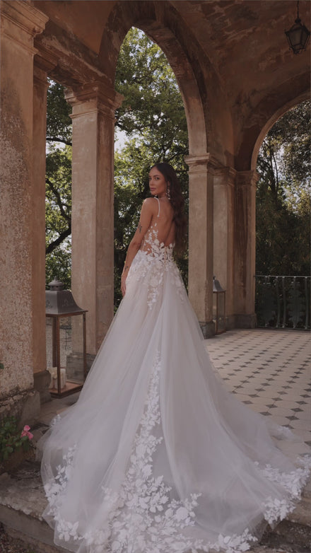 Princess wedding dress with lace Claire from DAMA Couture (secondary video)