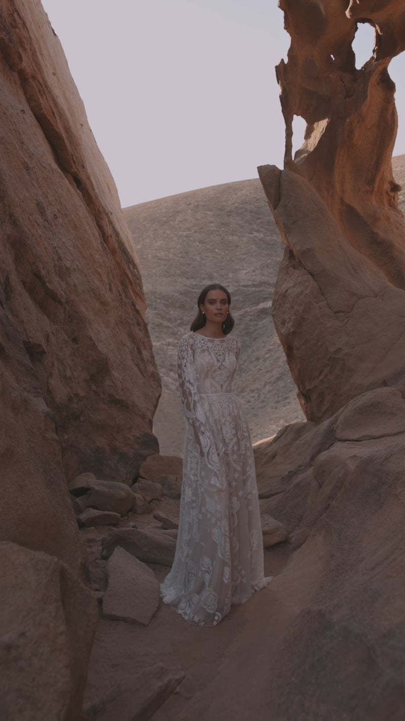 Video of the Dune wedding dress by DAMA Couture.