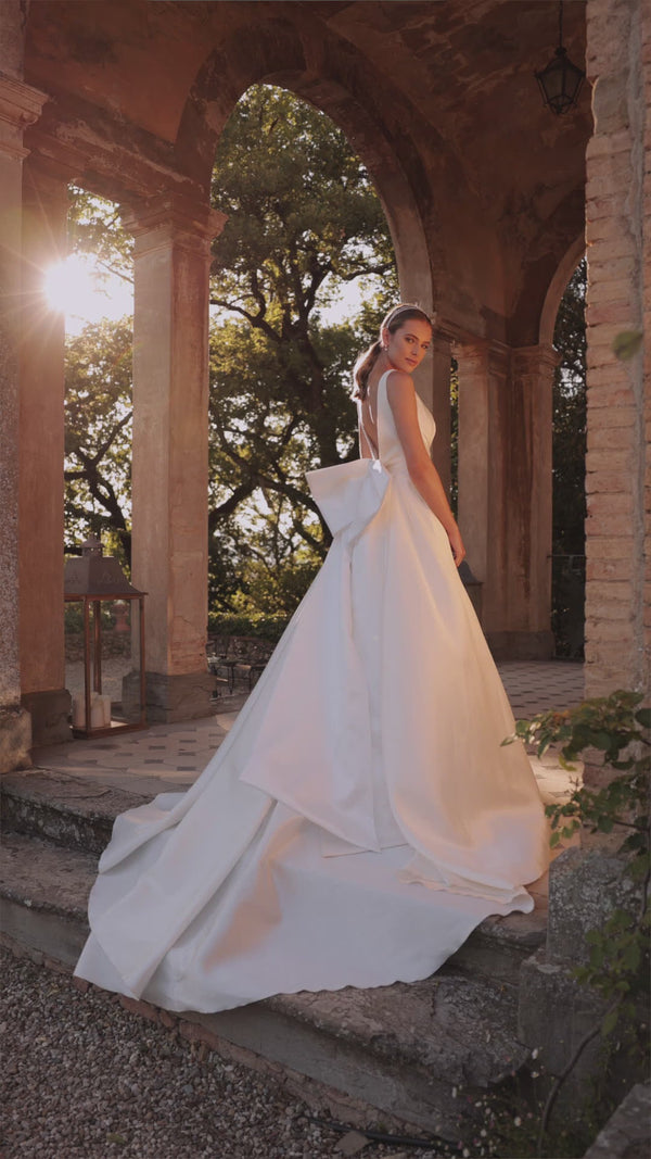 Classic wedding dress with bow train Margo from DAMA Couture (campaign video)