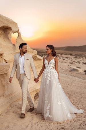 Close-up of the Zafira wedding dress bodice with 3D floral lace and delicate spaghetti straps, highlighting its elegance and lightness.